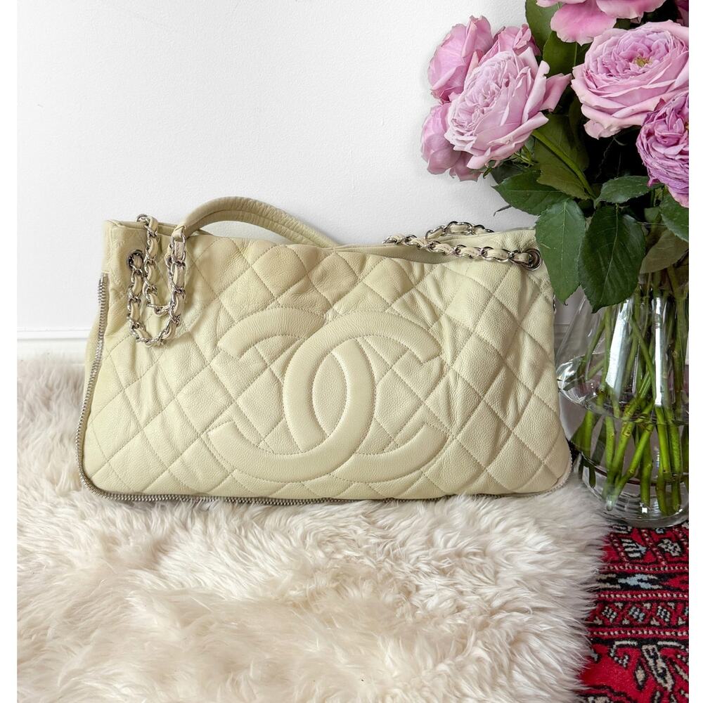 Vintage Chanel Ivory Quilted Caviar Leather Zip Expandable Shoulder Purse